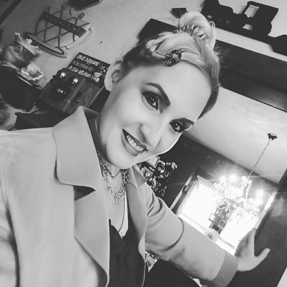 Meet your Posher, Nichole - Picture 2 of 2